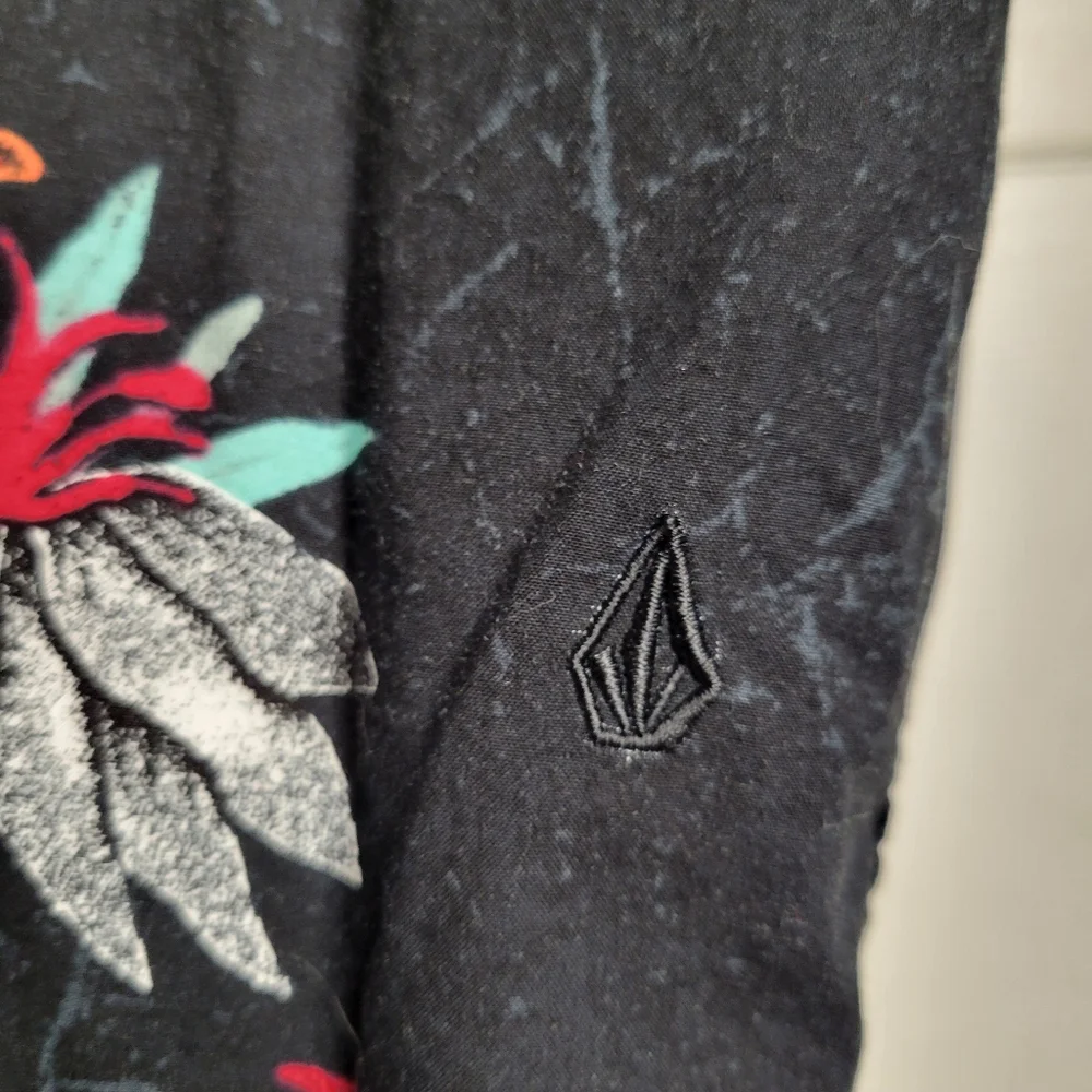 VOLCOM SHIRT FLORAL MODERN FIT VERANO STONE BLACK, SIZE SMALL - Picture 5 of 11